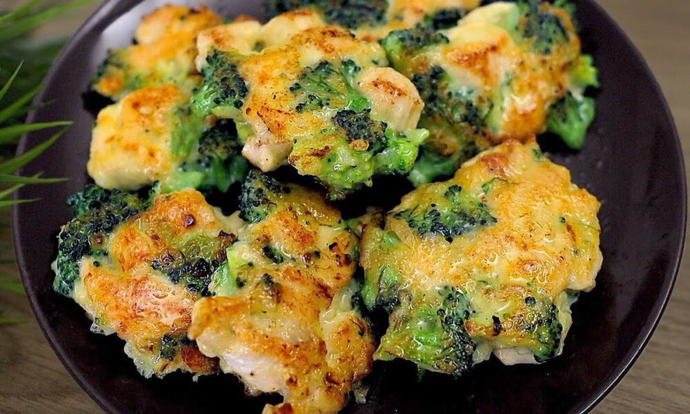 Gehackte Hähnchenschnitzel mit Brokkoli. Köstlich zum Abendessen!