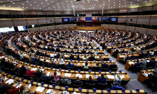 Europoslanci poslali tvrdý odkaz Ficovej vláde, vyzvali na zmrazenie peňazí pre Slovensko
