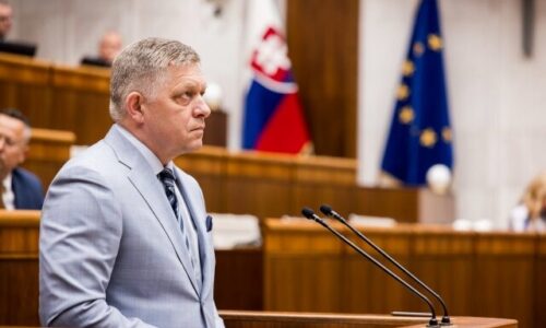Fico poďakoval koalícii, no pri hlasovaní o dôvere ho zarazila opozícia. Mnohí poslanci si nesplnili formálnu povinnosť