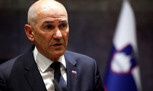 Slovinský parlament schválil nomináciu Janeza Janšu na premiéra. Patrí medzi známych nacionalistických lídrov