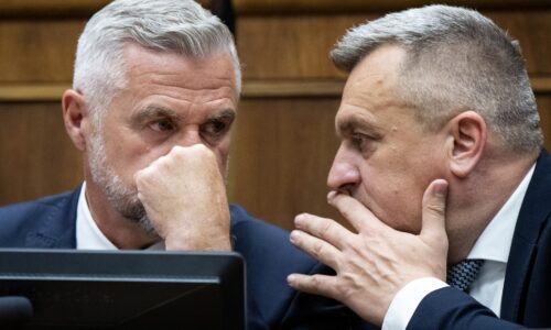 Gašpar bráni stabilitu vlády a kritizuje Danka, opozícia upozorňuje na chaos aj chýbajúce ekonomické riešenia