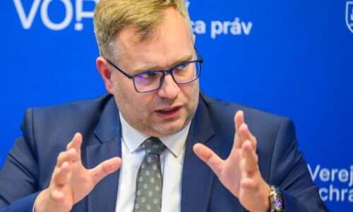 Spustila sa vlna vyhrážok a nenávisti. Ombudsman Dobrovodský požiadal políciu o ochranu