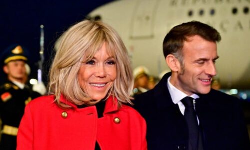 Krásné ženy mají smůlu. Macronová nekompromisně dohlíží na manželovo okolí, odhaluje kniha