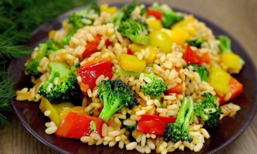 Ein einfaches Rezept für Reis mit Brokkoli und Paprika. Ein einfaches und leckeres Abendessen!