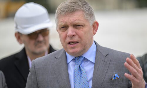 Fico sa v Bratislave stretol so srbským ministrom obrany. Srbsko považuje za dôležitého partnera v regióne