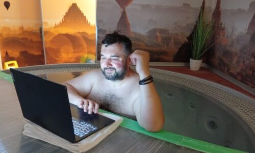 Bydlení režiséra Tomáše Magnuska: Kinosál, wellness i posilovna. Nahlédněte do jeho království