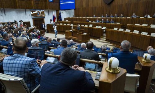Parlament pokračuje v rokovaní od už pondelka, poslanci začnú pokusom o odvolávanie Tarabu