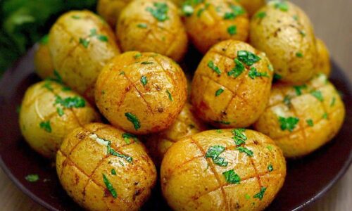 Ein einfaches und köstliches Rezept für Ofenkartoffeln mit Knoblauchbutter!