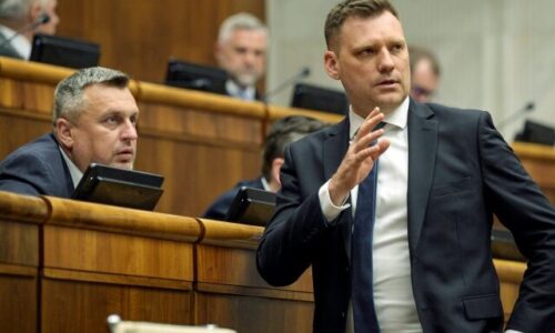 Schôdzu k odvolávaniu ministra Tarabu sa nepodarilo otvoriť, pri oboch pokusoch sa prezentoval rovnaký počet poslancov