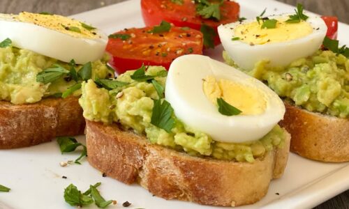 Tolles Rezept mit Avocado zum Frühstück. gesundes und einfaches Toastbrot.