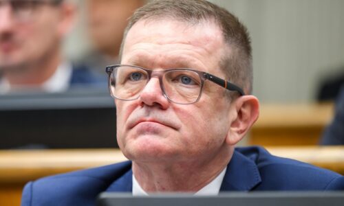 Parlamentný výbor uznesenie ku Kmecovi neschválil, Radačovského nestihol vypočuť
