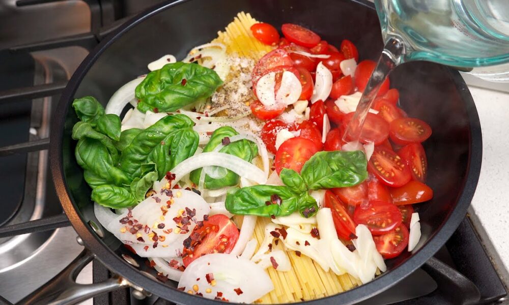 Abendessen, das Sie nicht vermasseln können! Jeder wird begeistert sein! Eine Pfanne Pasta