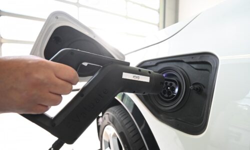 Znižovaniu emisií bránia drahé elektromobily. Slovensko bez štátnych dotácií zaostáva, tvrdí prieskum