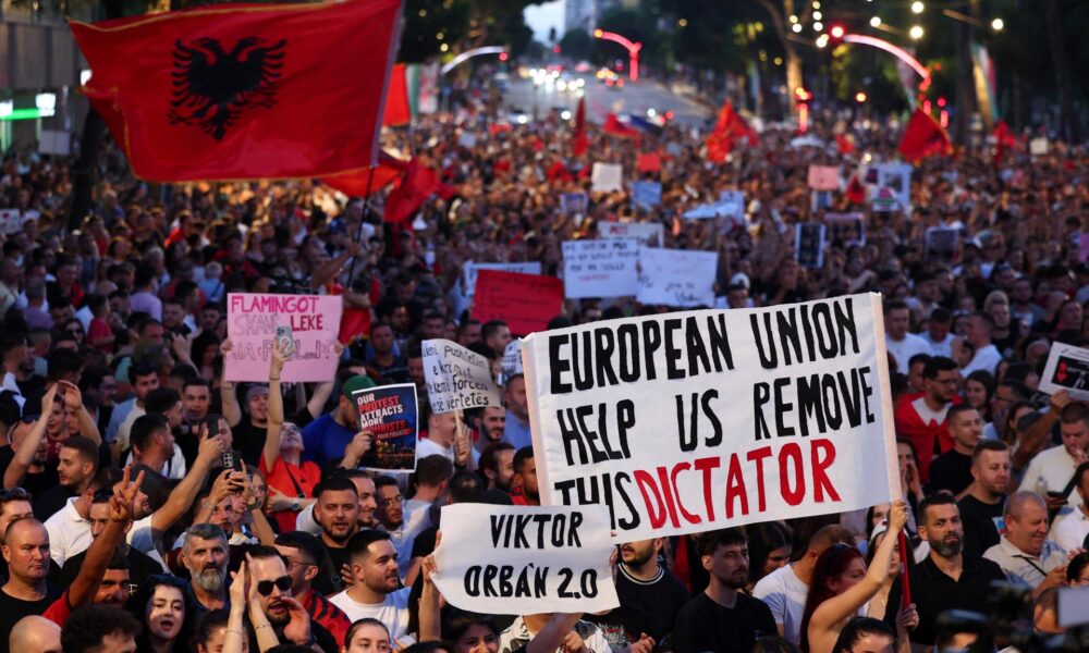Stavba letoviska v Albánsku spojená s Kushnerom bude pokračovať napriek protestom