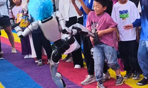 Robot kopol malé dieťa do brucha, incident vyvolal veľké obavy. Kľúčová otázka teraz znie, kto nesie vinu