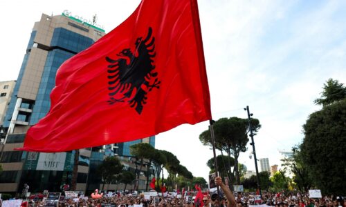 Európska komisia reaguje na protesty. Od Albánska žiada dodržiavanie pravidiel EÚ, ak sa chce stať členom Únie