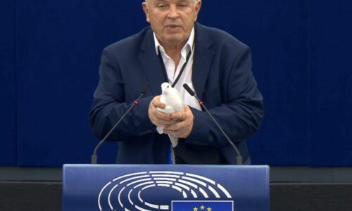 Opozícia vyzýva prezidenta, aby odmietol Kmeca a Radačovského ako veľvyslancov