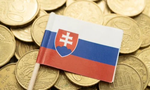 Štát vybral viac daní. No každé euro navyše pohlcujú úroky z rekordného dlhu