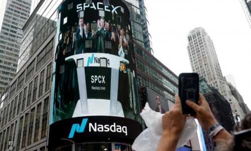 Akcie SpaceX vyleteli nahor, z Muska je prvý dolárový bilionár