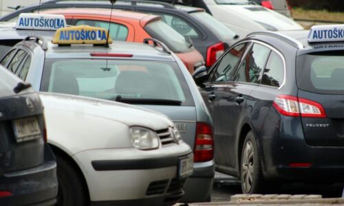 Autoškoly hlásí nával, volné termíny rychle mizí. Řidičáky zdražují i kvůli cenám paliv