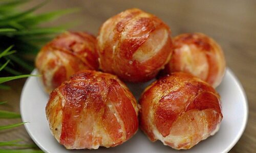 Hähnchenbällchen mit Speck im Ofen. Sehr einfach und lecker!