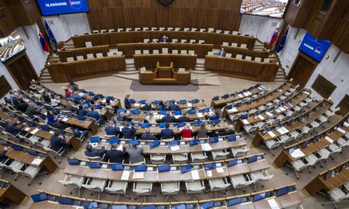 Parlament bude rokovať už od pondelka, poslanci začnú návrhmi na novelizáciu Ústavy z dielne Hlasu a SNS