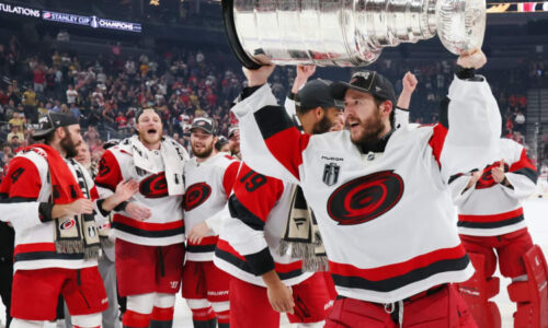 Carolina vyhrála po 20 letech Stanley Cup. Ke slavné hokejové trofeji prolétla suverénně