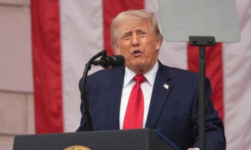 Trump i přes dohodu opět vyhrožuje Íránu útoky. Pochvalu poslal do Moskvy i Pekingu