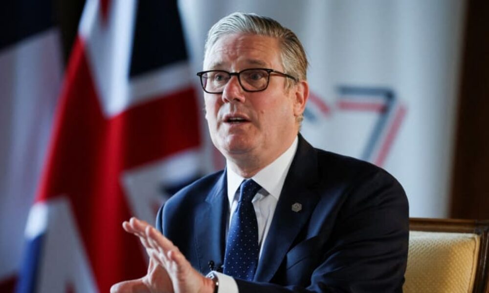 Starmer končí. Britský premiér oznámil rezignaci, Trump ji vyzradil o den dřív