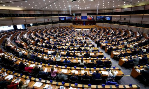 Europoslanci schválili sprísnenie migračnej politiky, návrh počíta aj s deportačnými centrami