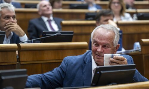 Opozícia kritizuje vymenovanie Kmeca a Radačovského za veľvyslancov