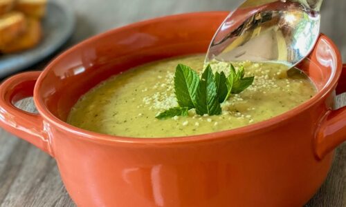 Erstaunliches Rezept. Zucchini-Suppe ist schnell und einfach.