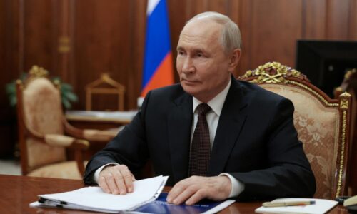 Jachta spájaná s Putinom sa v sprievode vojnových lodí plaví pri pobreží Dánska