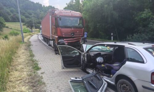 Pri zrážke osobného auta s kamiónom v Giraltovciach zomreli dve ženy, vodič sa ťažko zranil – FOTO