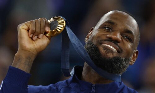 LeBron James ešte nekončí. Legendárny basketbalista pokračuje v kariére, odkladá však dres Los Angeles Lakers