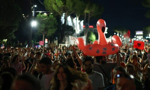 Protesty v Albánsku pokračujú. Polícia zadržala demonštrantov, ktorí hádzali vajcia na autá poslancov