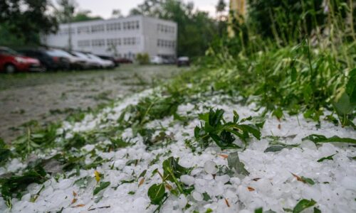 Na strednom Slovensku sa dnes očakávajú búrky, platia výstrahy. Pozor aj na krúpy