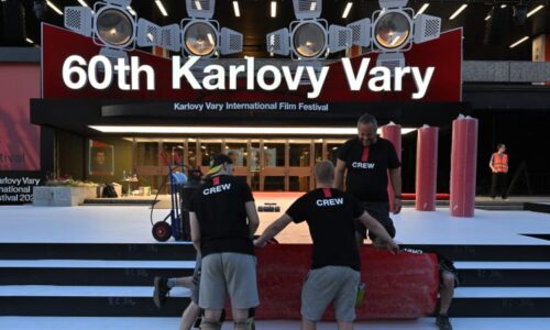 Dronová show místo ohňostroje a autobusy do okolí zdarma. Jaké novinky chystá jubilejní KVIFF?