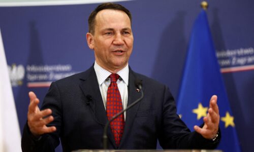 Putin, vieme čo plánuješ, nerob to, odkázal Sikorski do Moskvy v súvislosti s možnými ruskými provokáciami