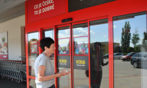České řetězce zavádějí letní otevírací dobu. Podívejte se, kterých prodejen se změna týká