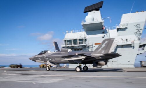 K britskej lietadlovej lodi sa priblížilo ruské lietadlo, zásah stíhačiek F-35 bol okamžitý