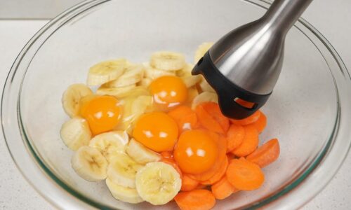Schlagen Sie die Bananen mit Karotten und Eiern und Sie werden mit dem Ergebnis zufrieden sein