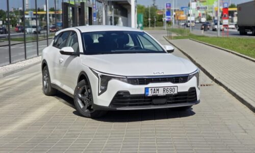 Normální auto, po kterém Češi volali. Má obyčejný motor, manuál a stojí do půl milionu