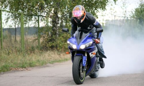 Motorkář vletěl do auta, udělal salto a přistál na střeše. Nehodu u Trutnova zachytilo video
