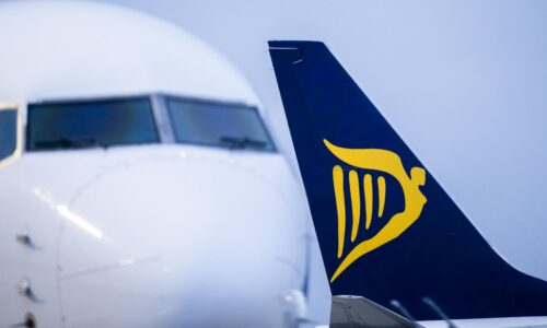 Dráma na palube Ryanairu. Cestujúci uviazol hlavou v rozbitom okne