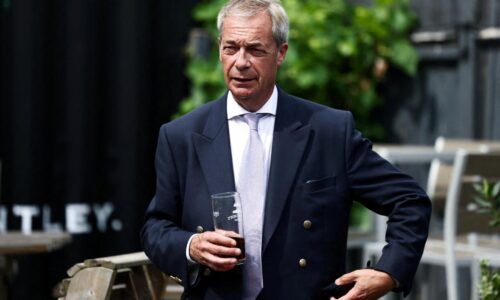Ďalší problém pre Reform UK. Britská polícia preveruje podozrivé dary od matky odsúdeného podvodníka