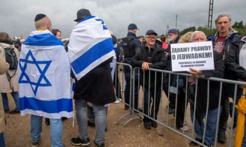 Poľsko si pripomenulo vraždenie Židov poľskými susedmi, extrémistom sa to nepáčilo. Zorganizovali protest