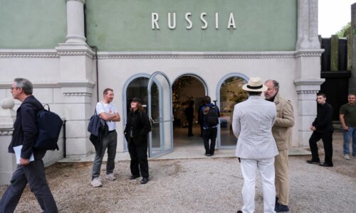 Eurokomisia zakročila proti benátskemu bienále. Kvôli účasti Ruska mu chce stopnúť dvojmiliónový grant