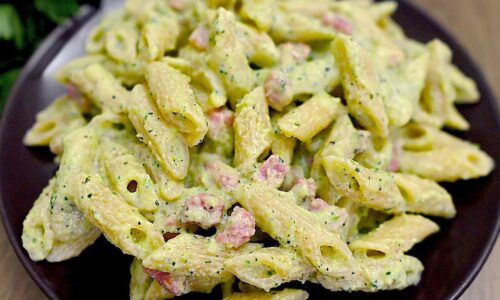 Einfach, schnell und lecker! Cremige Pasta mit Zucchini und Speck.