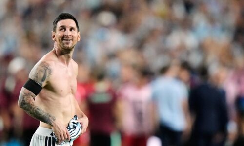 Nádherné gesto. Messi venoval svoj dres legende, ktorá ho prišla podporiť priamo na štadión